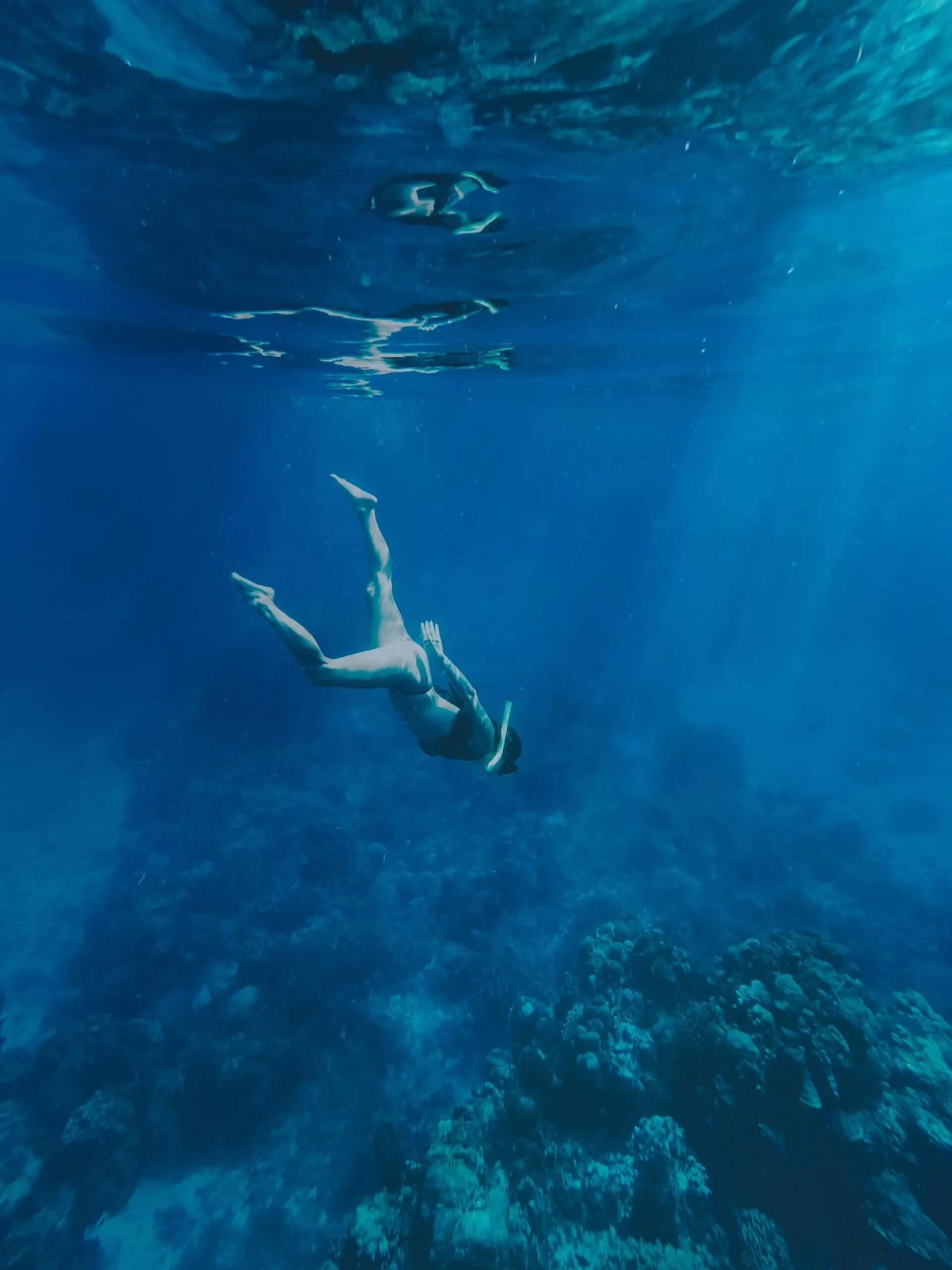 yo (juli) nadando abajo del agua.