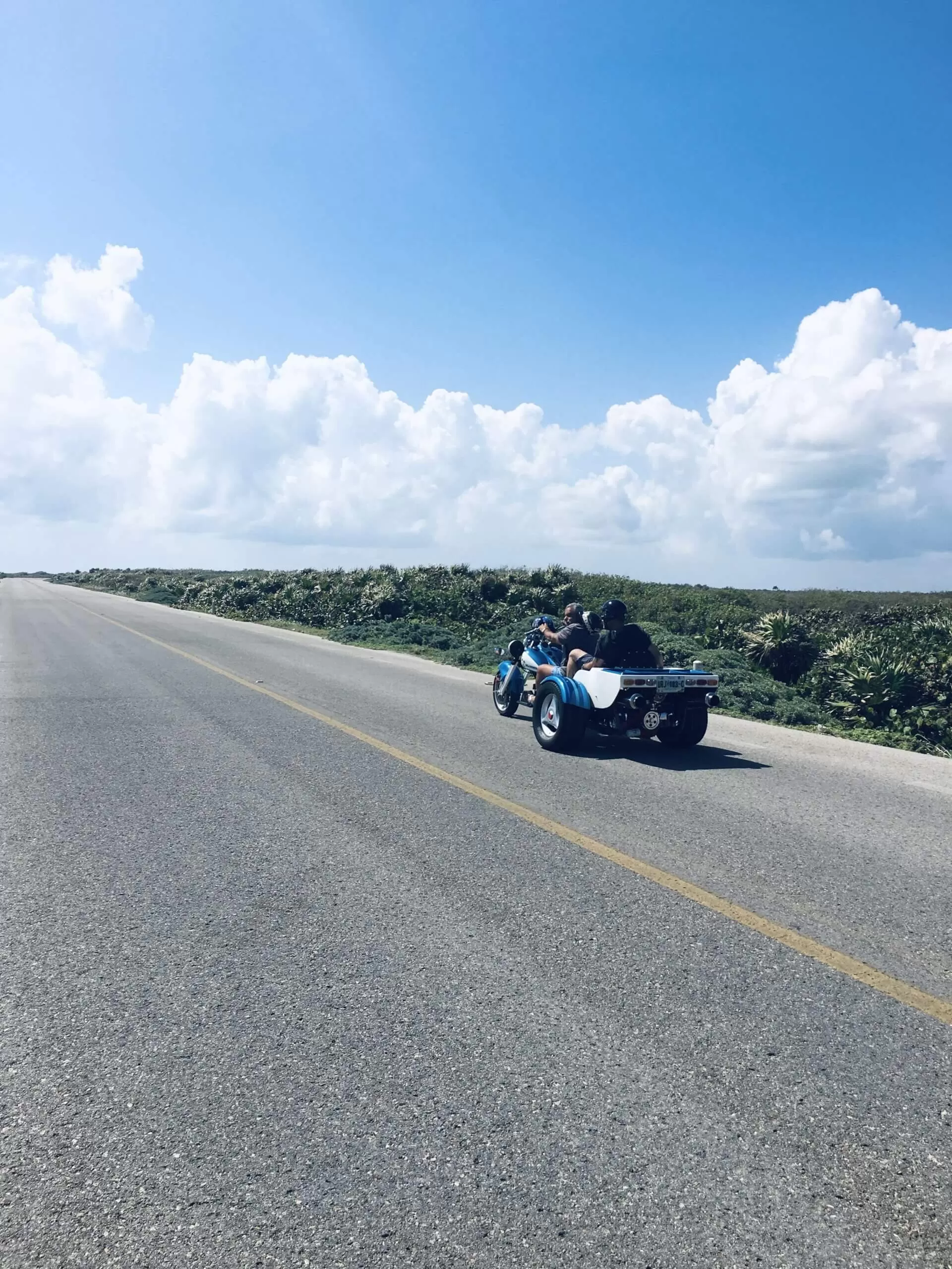 ruta de cozumel con un auto de fondo