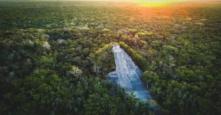 Foto tomada desde el drone. se ve las ruinas de coba en el medio de la selva.