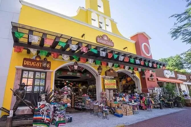 tienda en la quinta avenida, playa del carmen. es una tienda amarilla bien grande con muchas cosas exhibidas, como una especie de regaleria