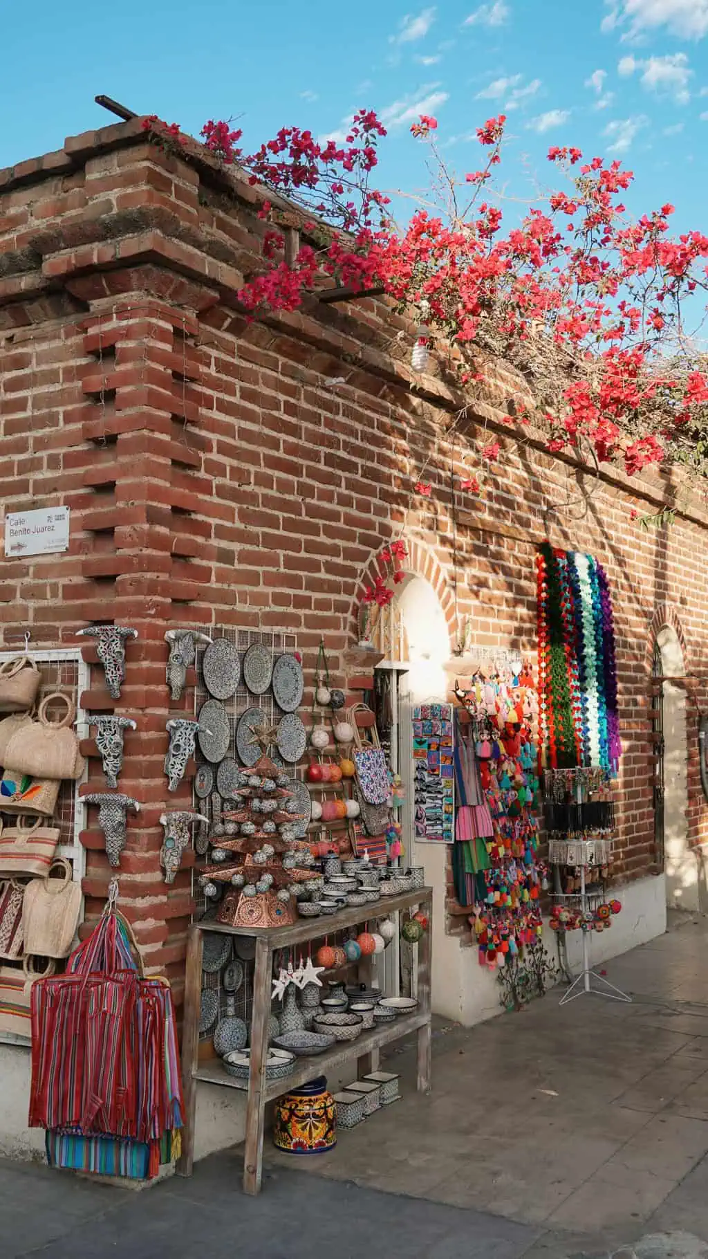 esquina de todos santos con todas artesanias en el art street de todos santos