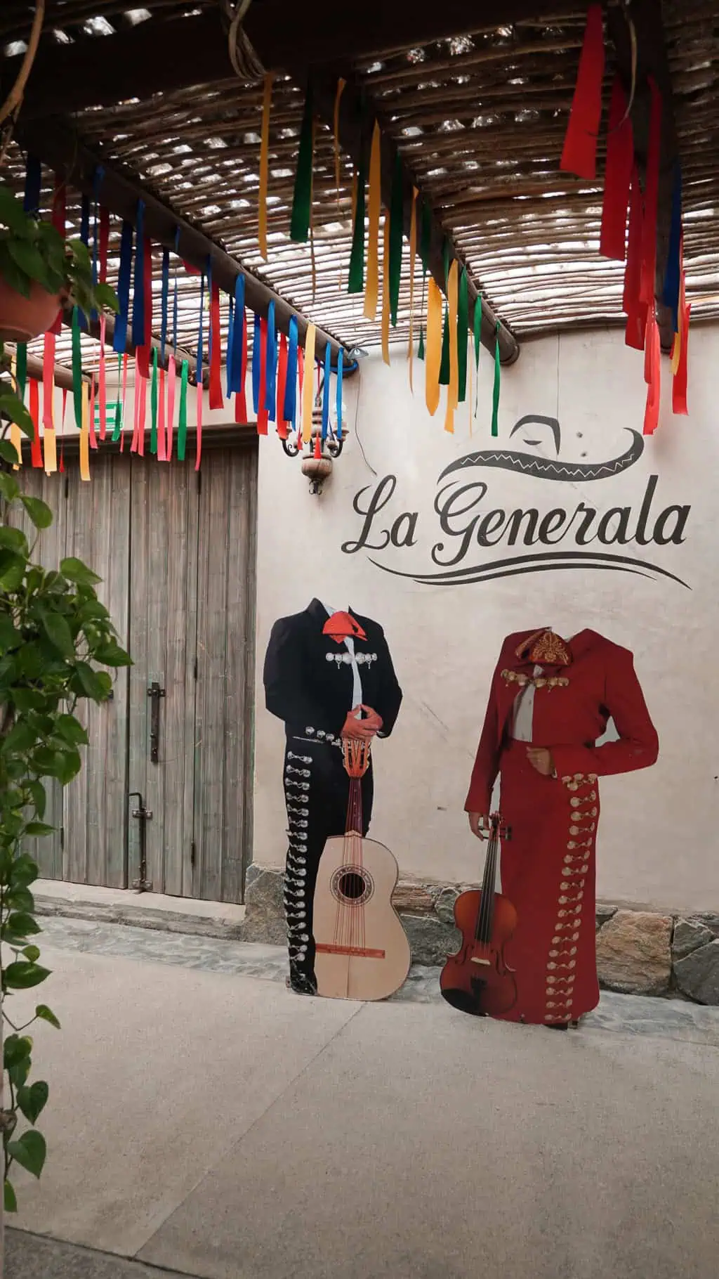 foto del restaurante la generala - se ven unas tiras de colores colgando del techo