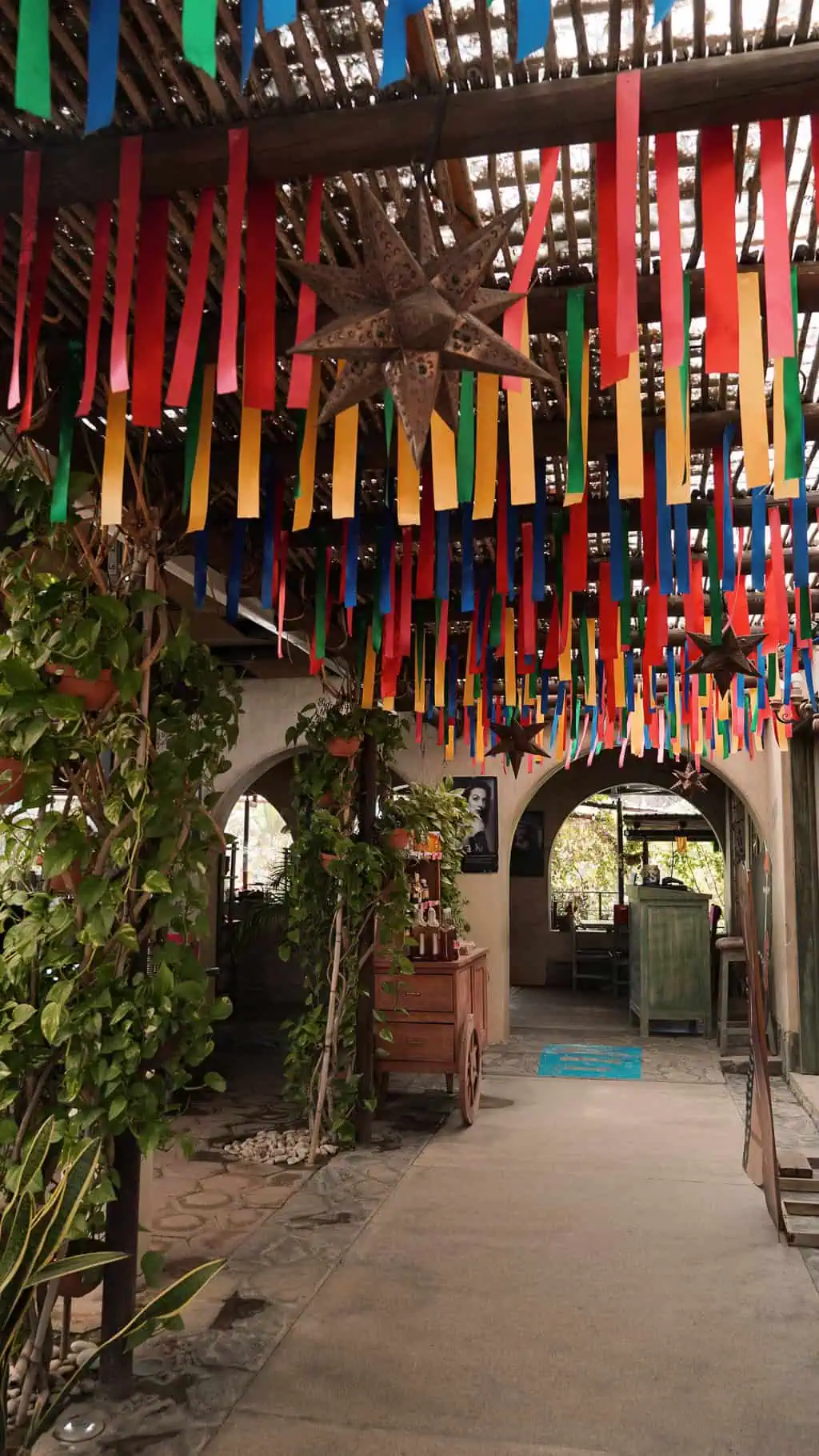 foto del restaurante la generala - se ven unas tiras de colores colgando del techo