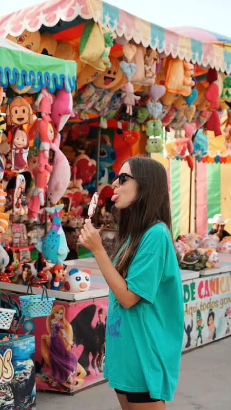 Pau tomando un helado en la feria del malecon de la paz