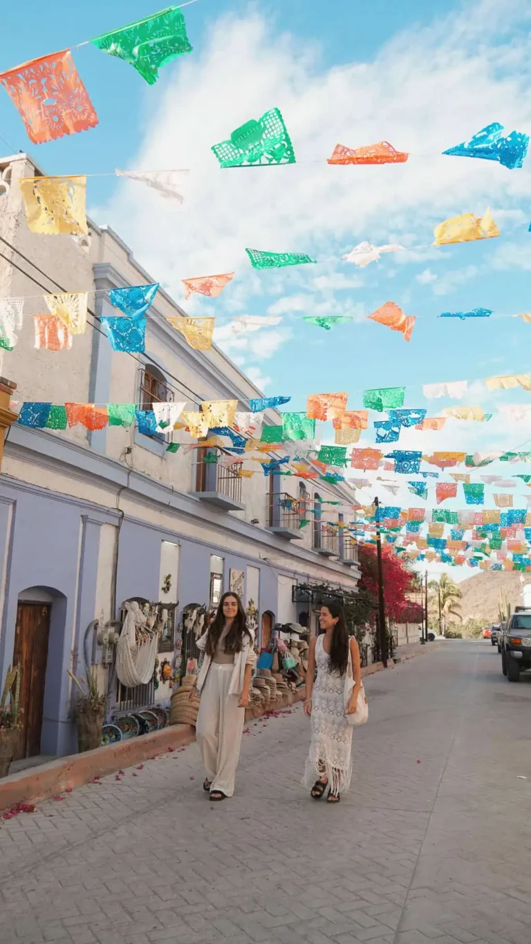 pau y yo caminando por las calle de todos santos. en la galeria de arte