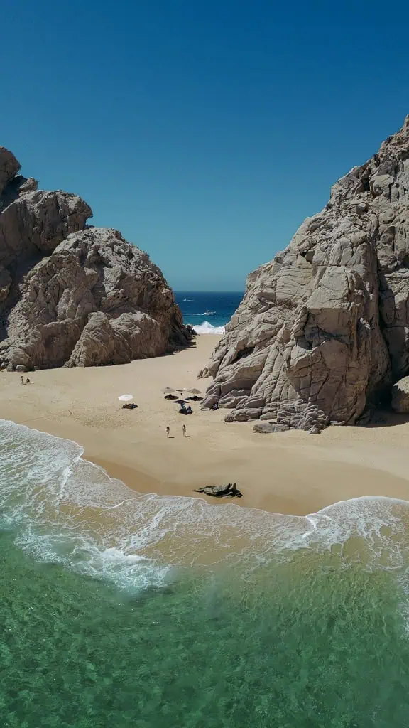 Playa del Amor, con sus aguas cristalinas y formaciones rocosas dramáticas, solo accesible por mar, y situada junto al famoso Arco de Cabo San Lucas.