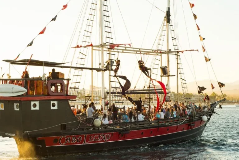 Barco pirata en la bahía de Los Cabos, ofreciendo cenas y entretenimiento en vivo con temática pirata, creando una experiencia divertida y memorable.