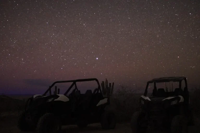 observación de estrellas en Los Cabos, con un astrónomo guiando la experiencia y explicando las constelaciones visibles en el cielo nocturno.