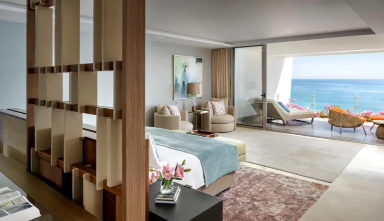 Grand Velas Los Cabos Luxury All Inclusive, mostrando sus modernas suites y piscinas infinitas con vistas al océano, destacando por su elegancia y comodidad.