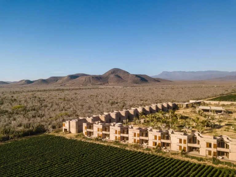 vista aerea del hotel paradero en todos santos rodeado de desierto