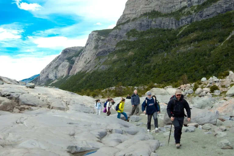 gente caminando en el medio de las montañas camino a laguna frias