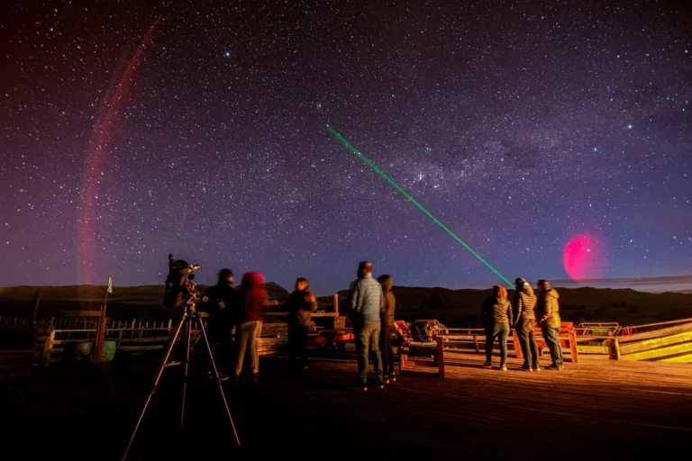 gente observando las estrellas de noche. el cielo esta despejado y muy estrellado