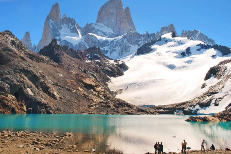 monte fitz roy con el lago turquesa en el pie de la montaña